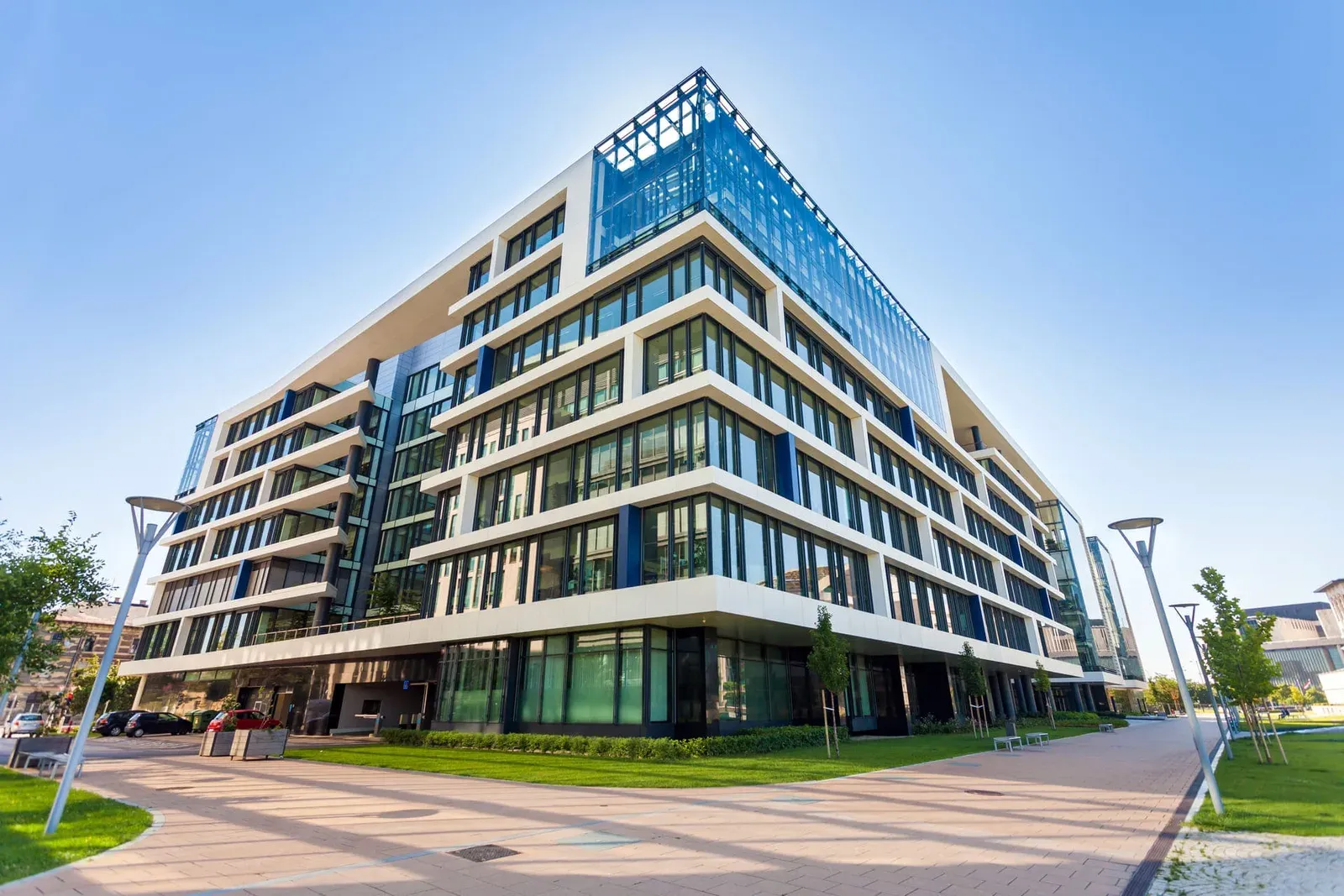 Edificio de oficinas y viviendas de cristal y fachada blanca